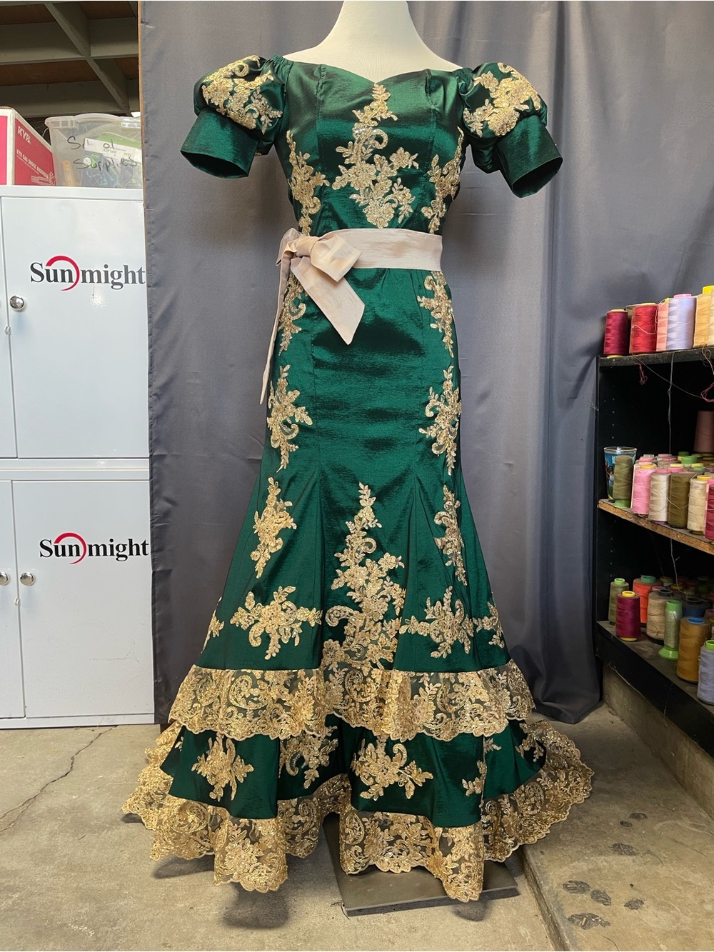 Elegant Green Evening Gown with Gold Lace Embroidery